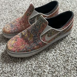 NIKE SB STEFAN JANOSKI. Men’s 10.5. “Watercolor” (Multi-Color)